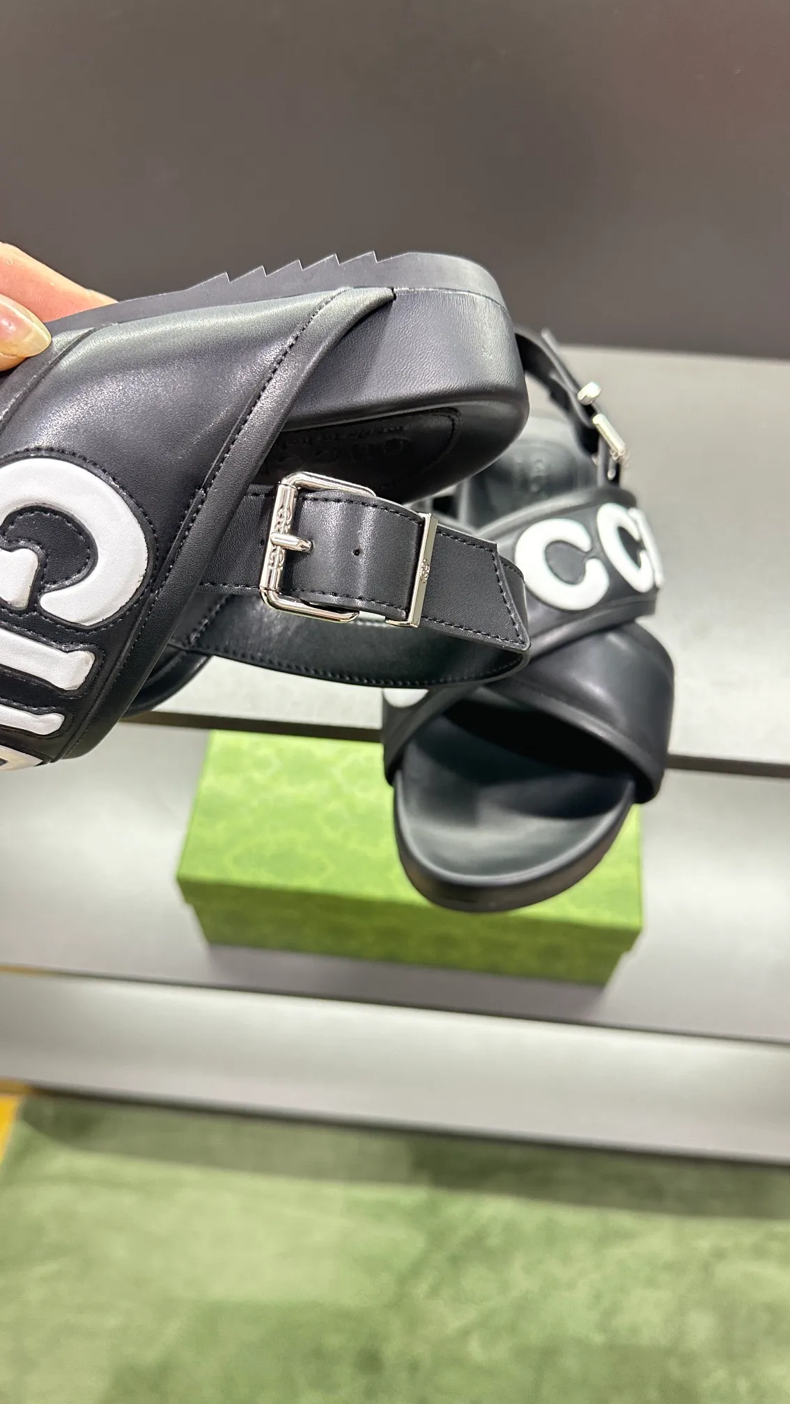 [G Family Couple Style] P: 320💰Female size 36~40 Men's size 39~45, (46. Custom-made GG slippers for men and women. This slipper is made of GG polyester fiber and is decorated with a Gucci label on the front, which adds a striking logo feel to the style. Beige GG recycled polyester fiber, same size for men and women, leather trim